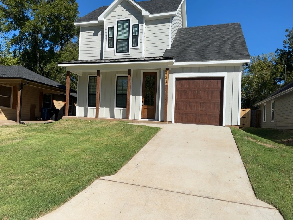 Residential lawn maintenance and weed control service in Van Alstyne TX by Yard Doctor