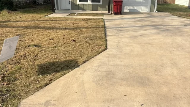 Pre-Emergent vs Post-Emergent Weed Control in North Texas