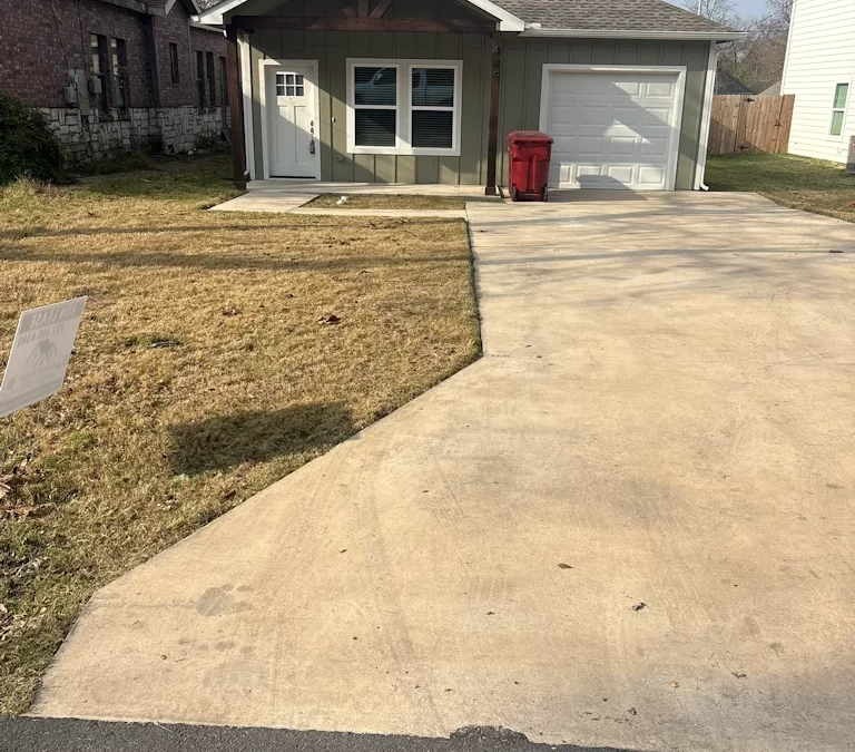 Pre-Emergent vs Post-Emergent Weed Control in North Texas